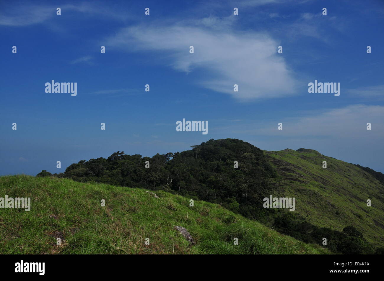 Tapa de la colina y un cielo azul. Foto de stock