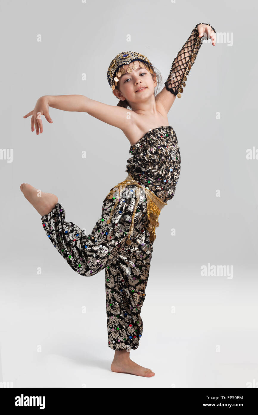 Vestido tradicional turco niña fotografías e imágenes de alta resolución -  Alamy
