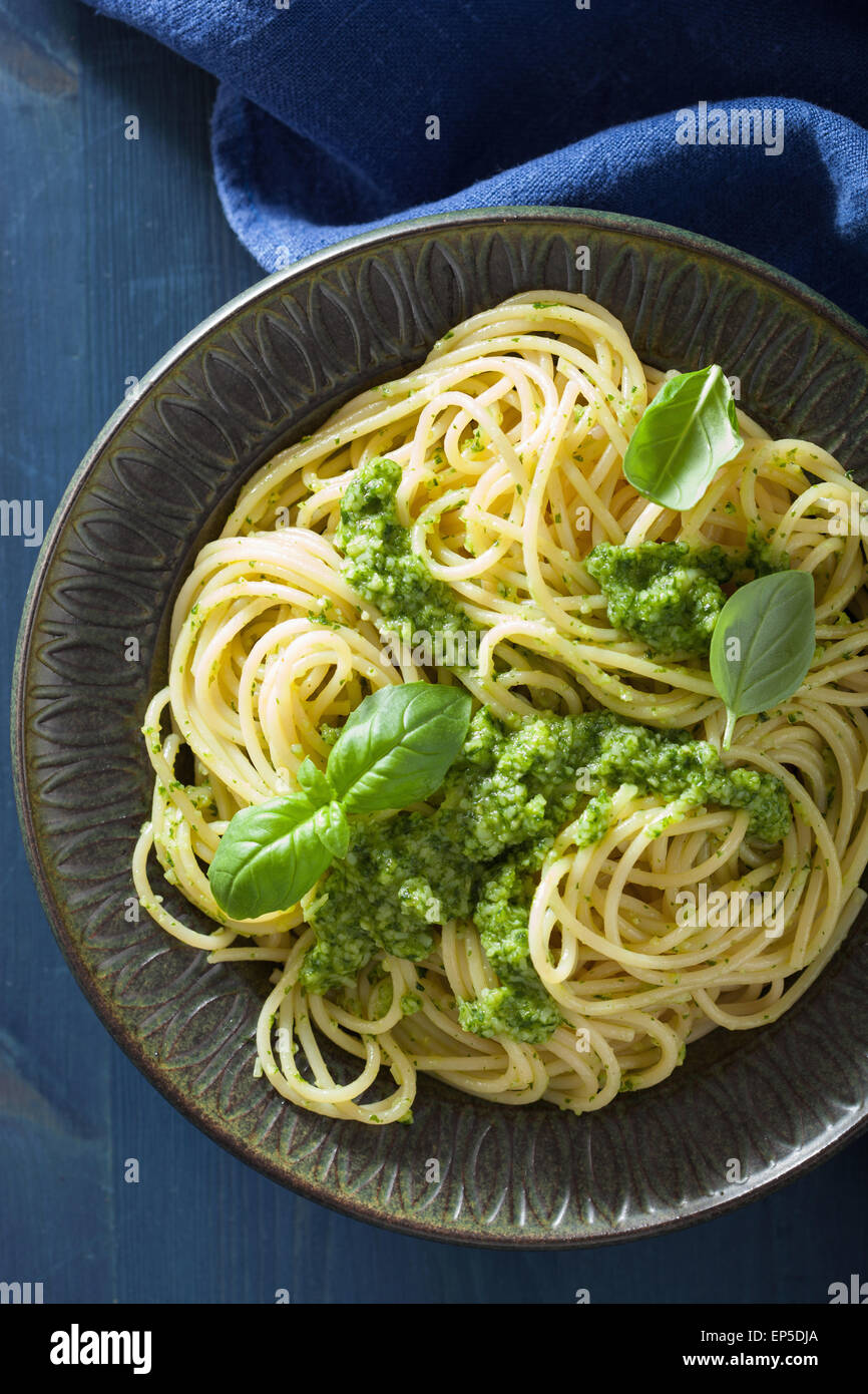 Espaguetis pasta con salsa pesto sobre azul Foto de stock