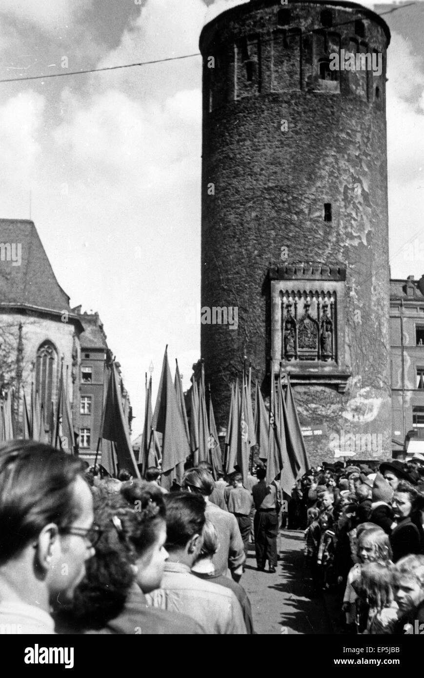 Mit Maikundgebung desfile vor dem Frauenturm en Görlitz, DDR 1950er Jahre. El 1º de mayo el rallye con el desfile delante de Frauenturm a Foto de stock