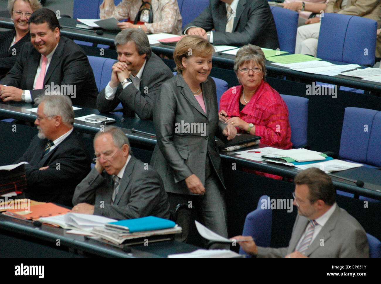 Angela Merkel Bundeskanzlerin auf dem Weg durch die Regierungsbank u.a. mit Sigmar Gabriel und Wolfgang Schaeuble - im Sitzung Bundestag am 29. Juni 2006, Reichstagsgebaeude, Berlín Tiergarten. Foto de stock