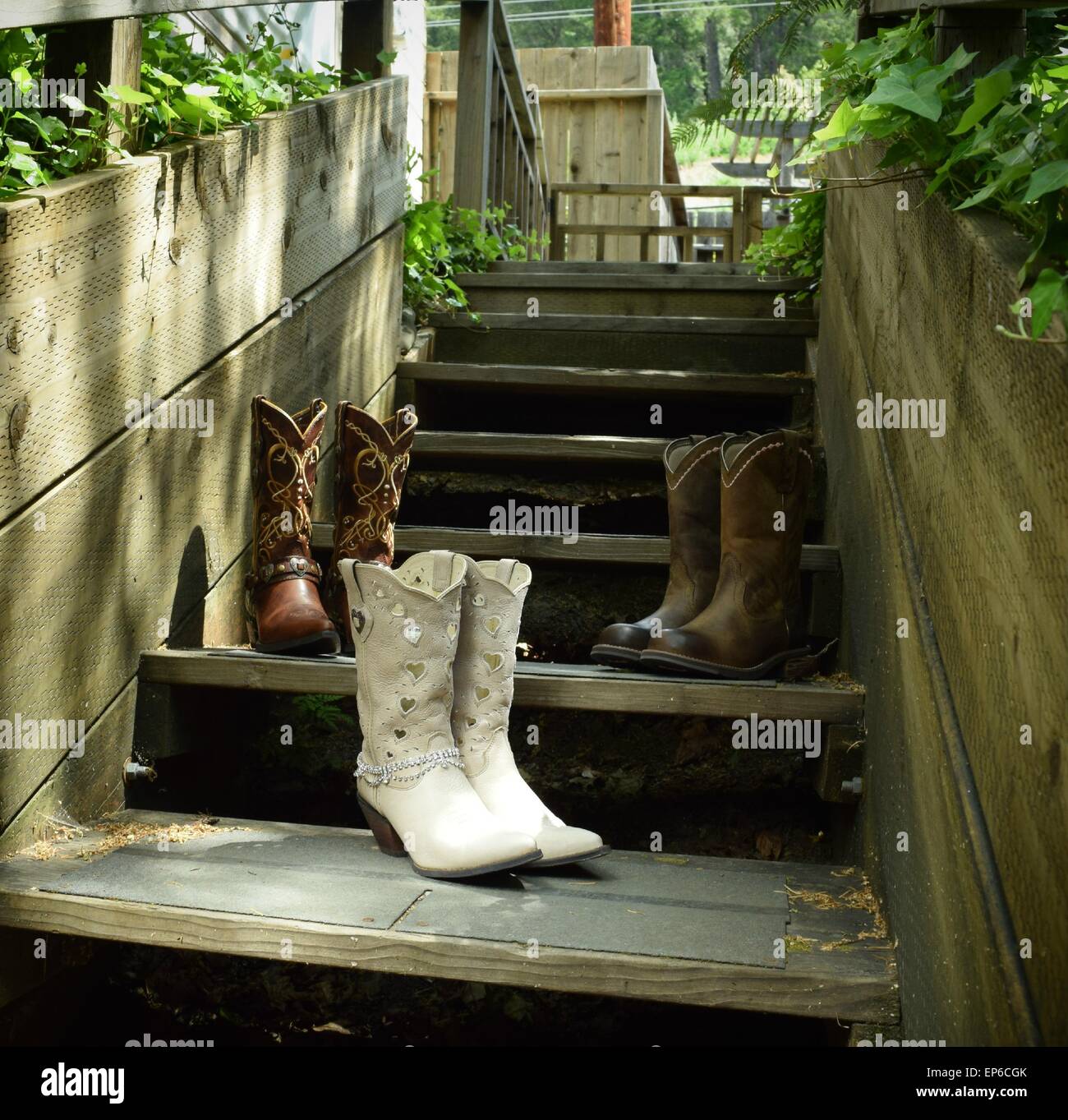 Un novias botas vaqueras con joyas en las escaleras Fotografía de stock -  Alamy