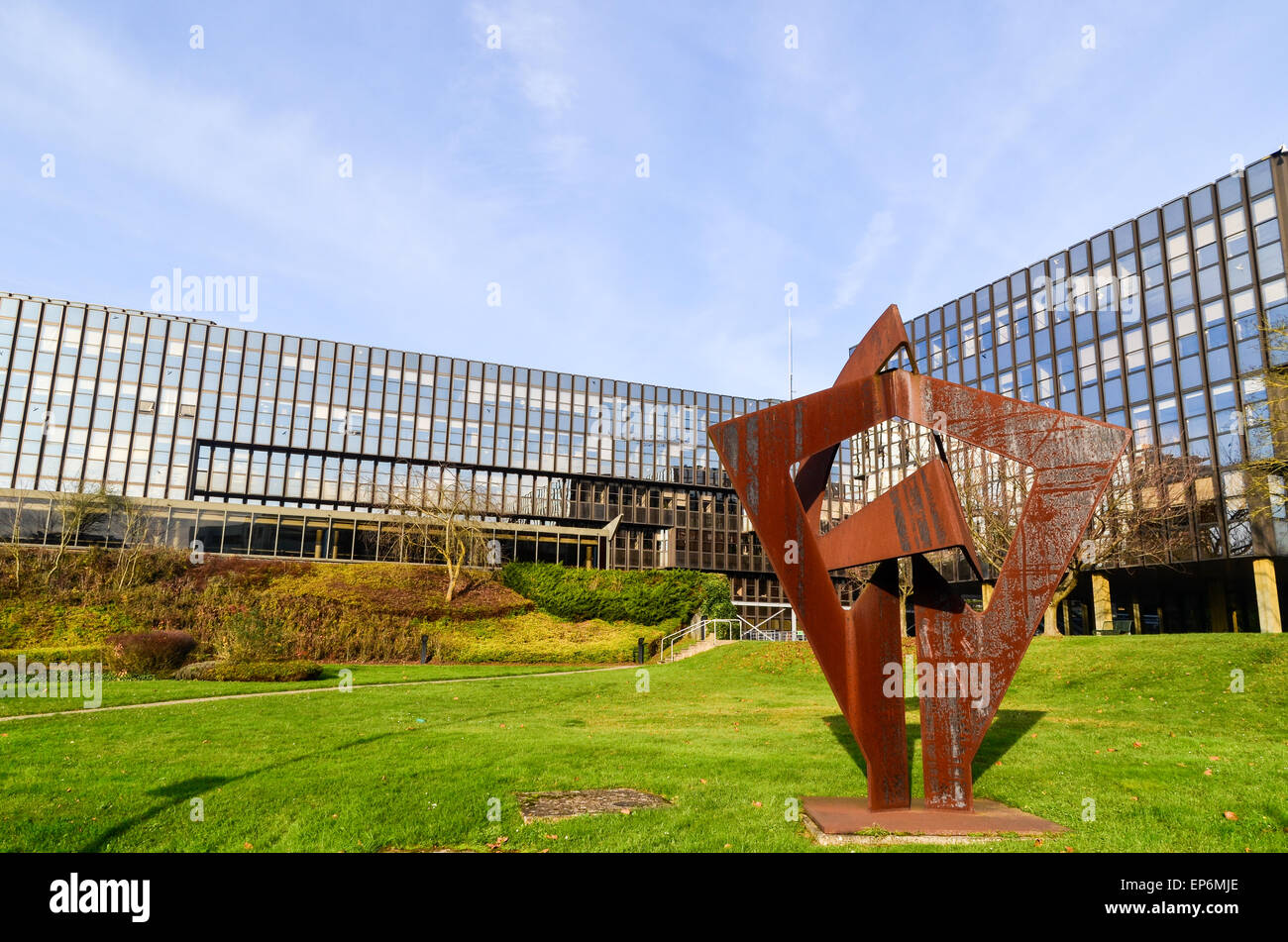 Escultura en la Comisión Europea (Bâtiment Jean Monnet) en el barrio europeo, Kirchberg, Luxemburgo Foto de stock