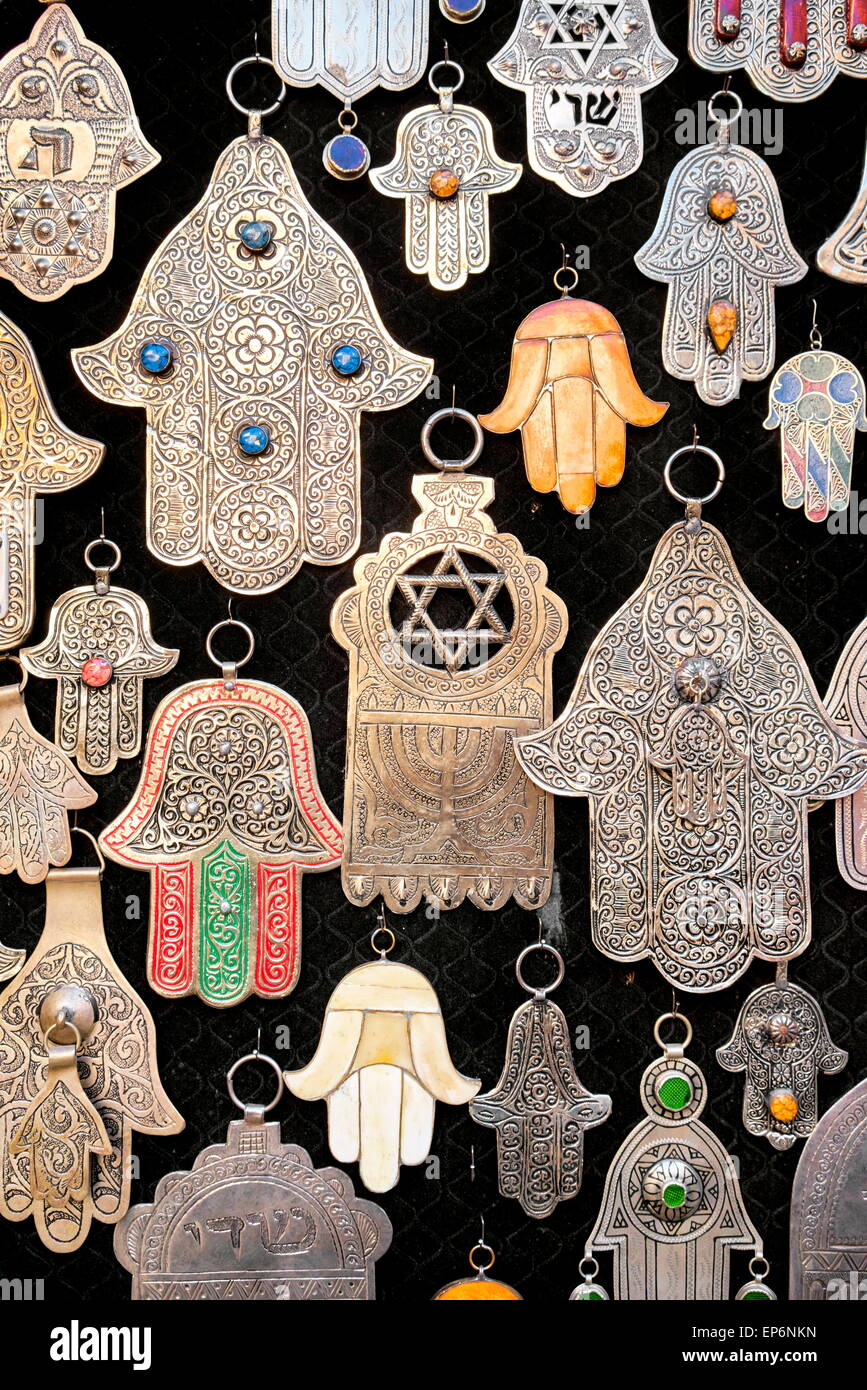 Colgantes de plata y bronce, manos de Fátima, buena suerte encantos en una  tienda de souvenirs. Marruecos Fotografía de stock - Alamy