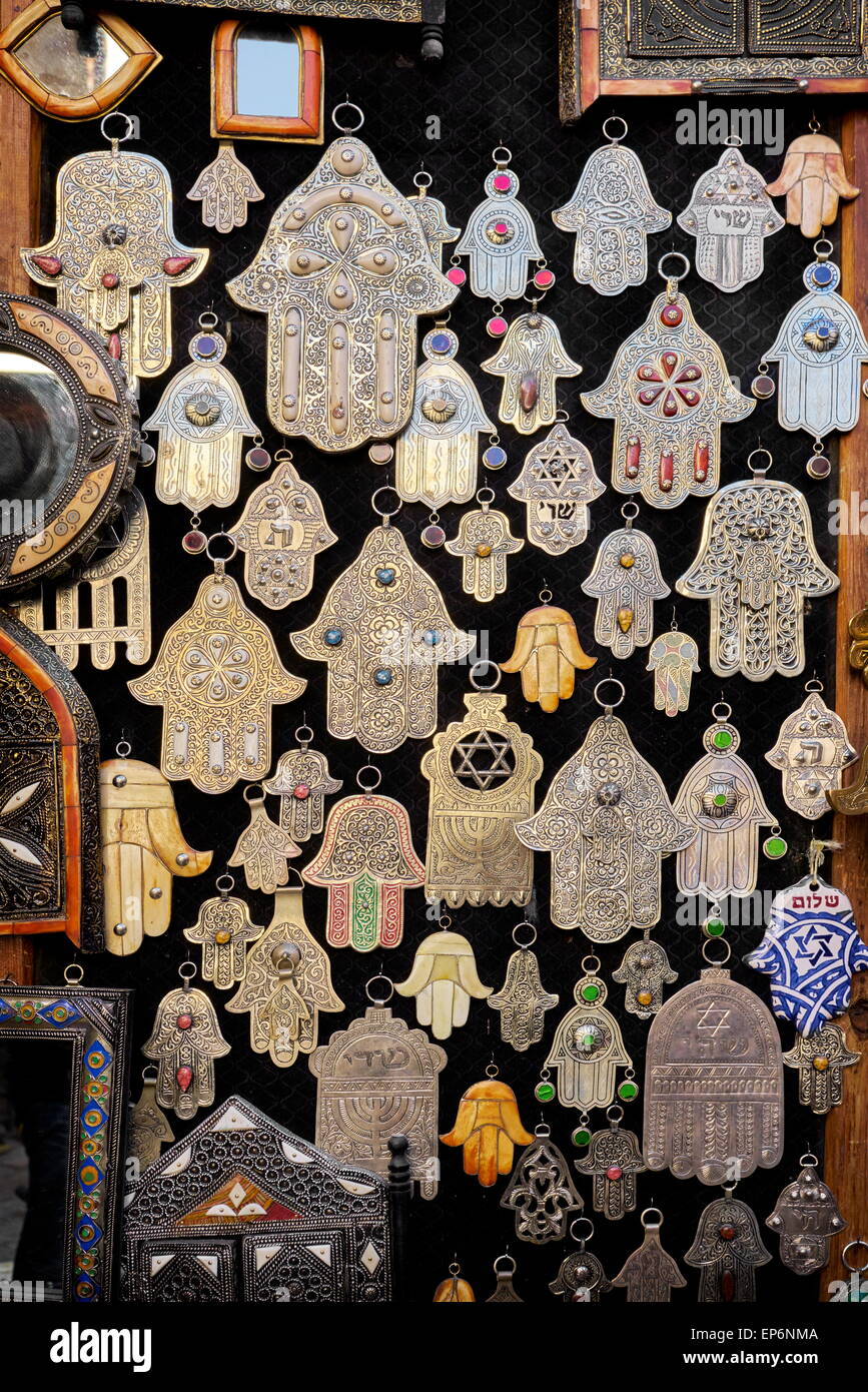 Colgantes de plata y bronce, manos de Fátima, buena suerte encantos en una  tienda de souvenirs. Marruecos Fotografía de stock - Alamy