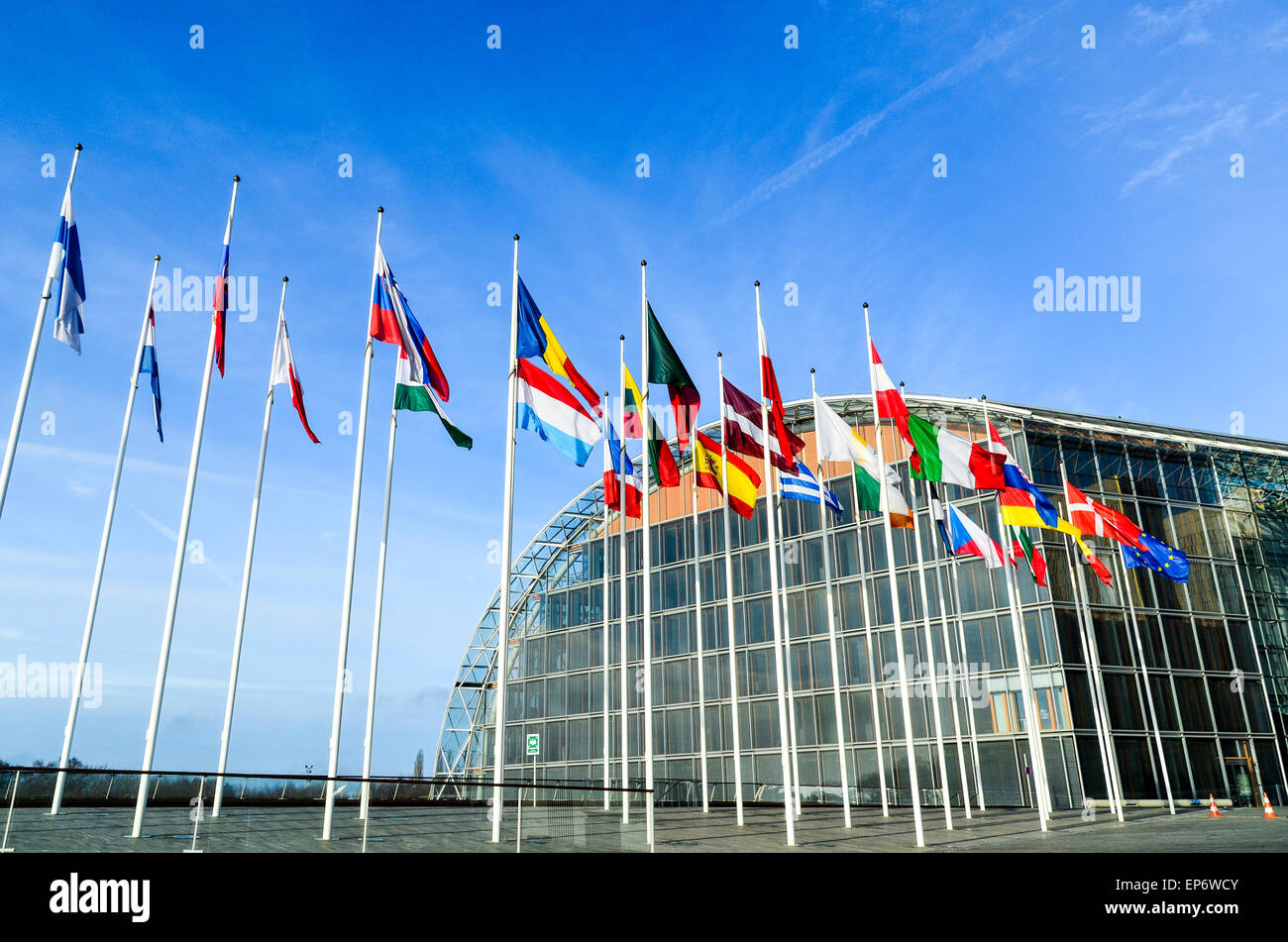 Las banderas de los países de la Unión Europea al Banco Europeo de Inversiones, el barrio europeo, Luxemburgo Foto de stock