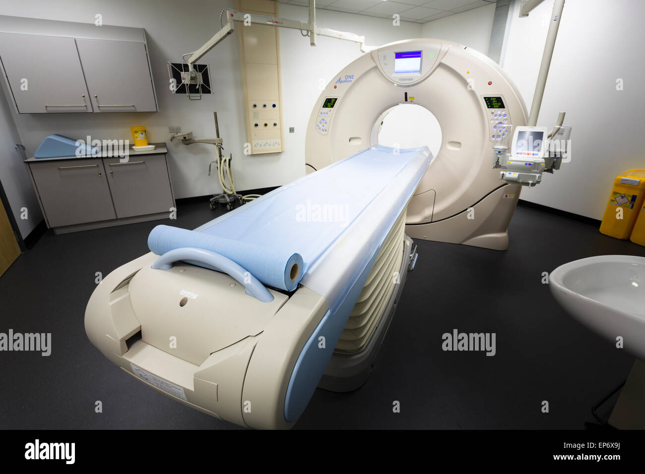 Escáner RMN Resonancia Magnética del departamento de Imagen Médica del Hospital en el hospital Foto de stock