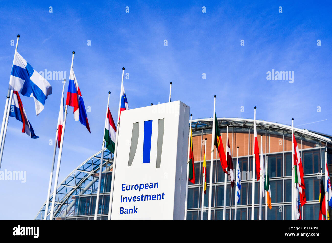 Las banderas de los países de la Unión Europea al Banco Europeo de Inversiones, el barrio europeo, Luxemburgo Foto de stock