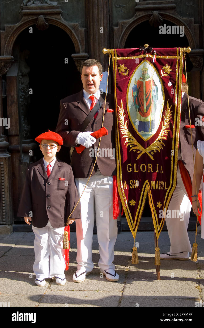 El Alarde de San Marcial en Irun. Guipúzcoa, España. Los ciudadanos,  uniformados portando la bandera en honor de San Marcial Fotografía de stock  - Alamy