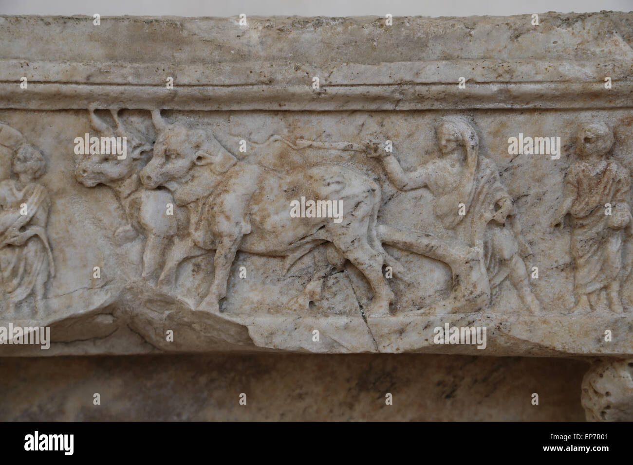 Friso superior muestra una representación de la fundación de la ciudad. Roma. Via Salaria. Período de Antonino. Roma. Museo Nacional Romano. Foto de stock