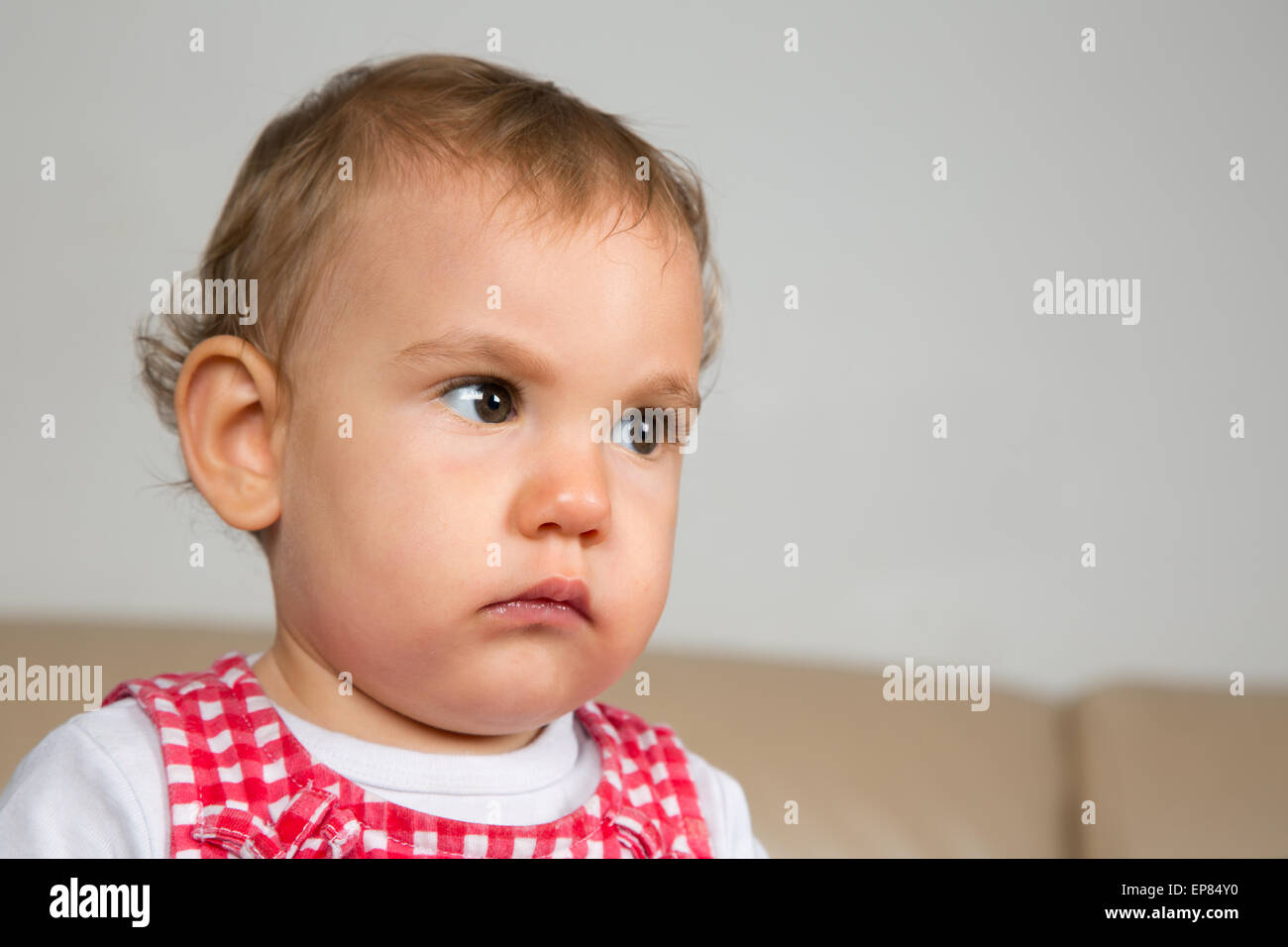 Bebé traurig ist Foto de stock