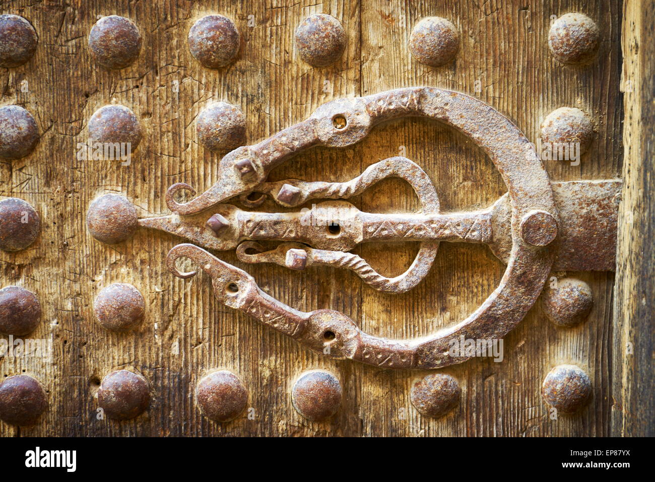 Medina de Fez - Detalle de la antigua puerta de madera en Medina. Virola hierro símbolo de la mano de Fátima. Marruecos, África Foto de stock