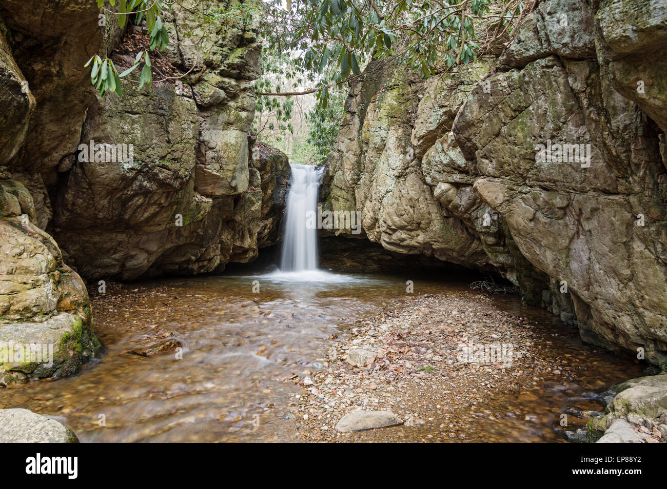 La larga exposición de cascada en Stoney Creek en Blue Hole en Tennessee con agua sedosa Foto de stock