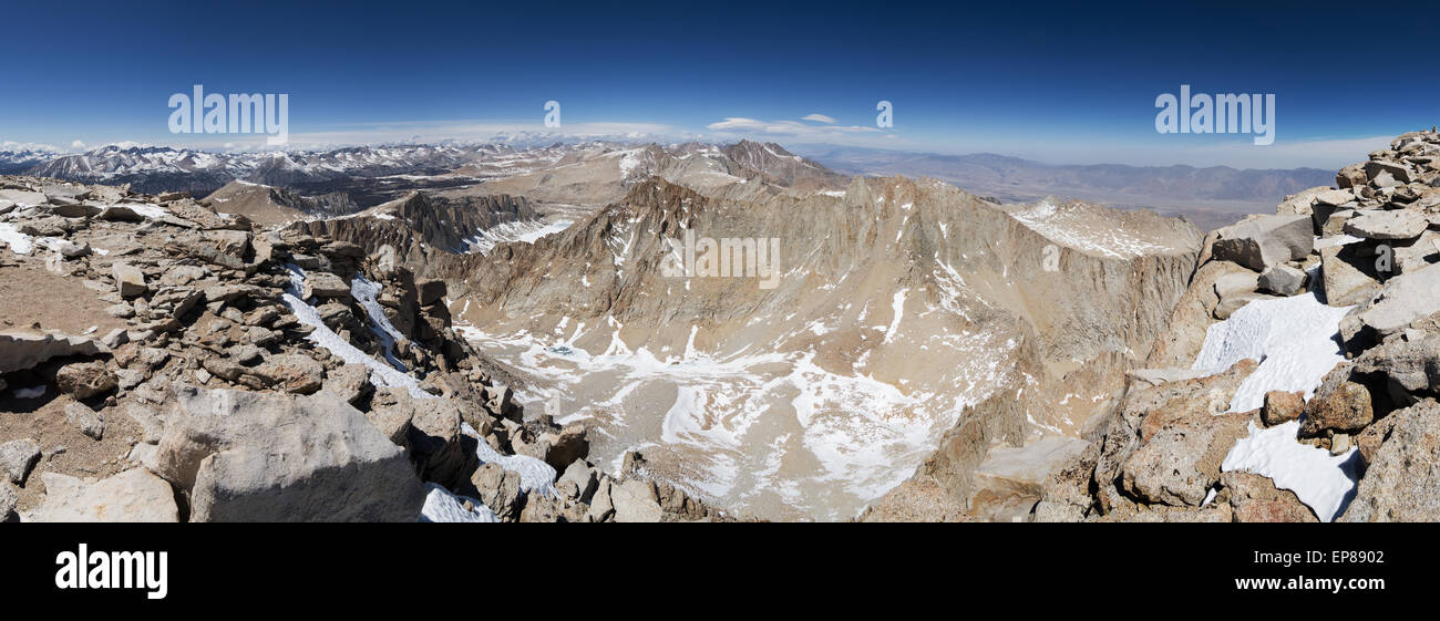 Panorámica desde el Monte Whitney mirando al norte por la Sierra Crest Foto de stock