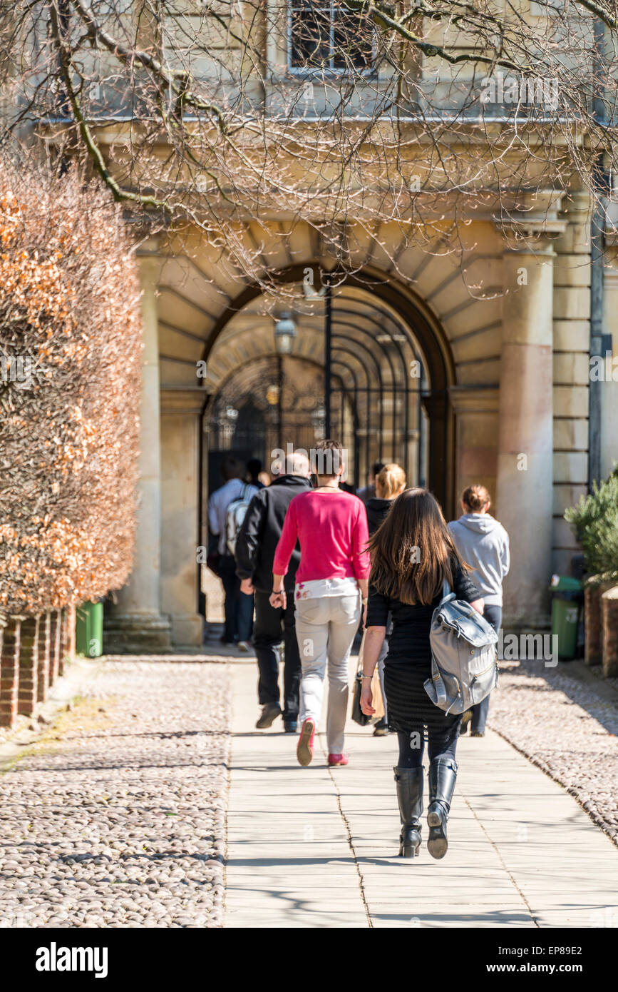 Los estudiantes que ingresan a Clare College, Universidad de Cambridge de la entrada posterior que constituye parte del famoso 'Backs' Foto de stock