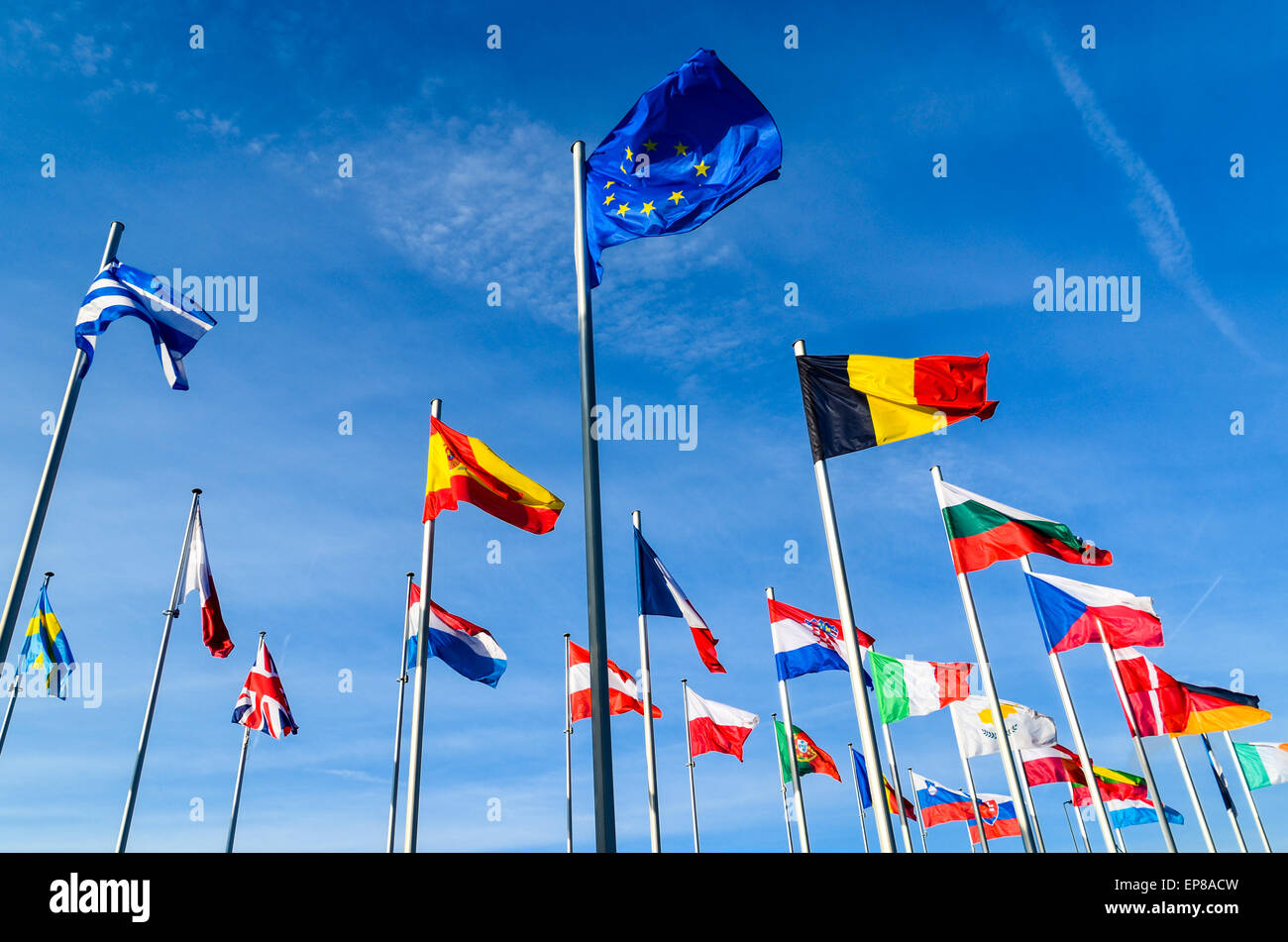 La bandera de la Unión Europea y las banderas de los países de la Unión Europea en la Comisión Europea, el barrio europeo, Luxemburgo Foto de stock