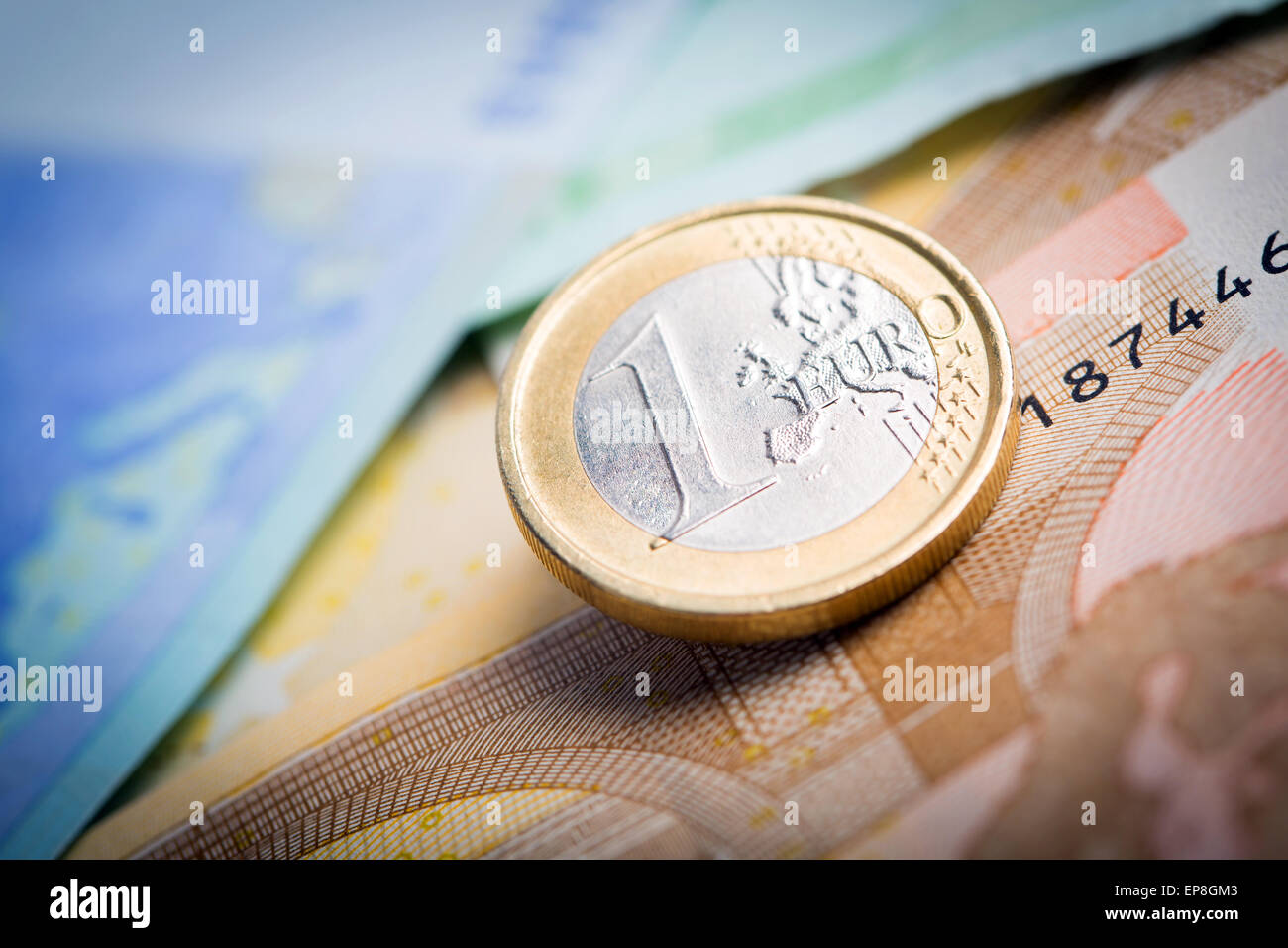 Euro dinero: acercamiento de los billetes y monedas Foto de stock