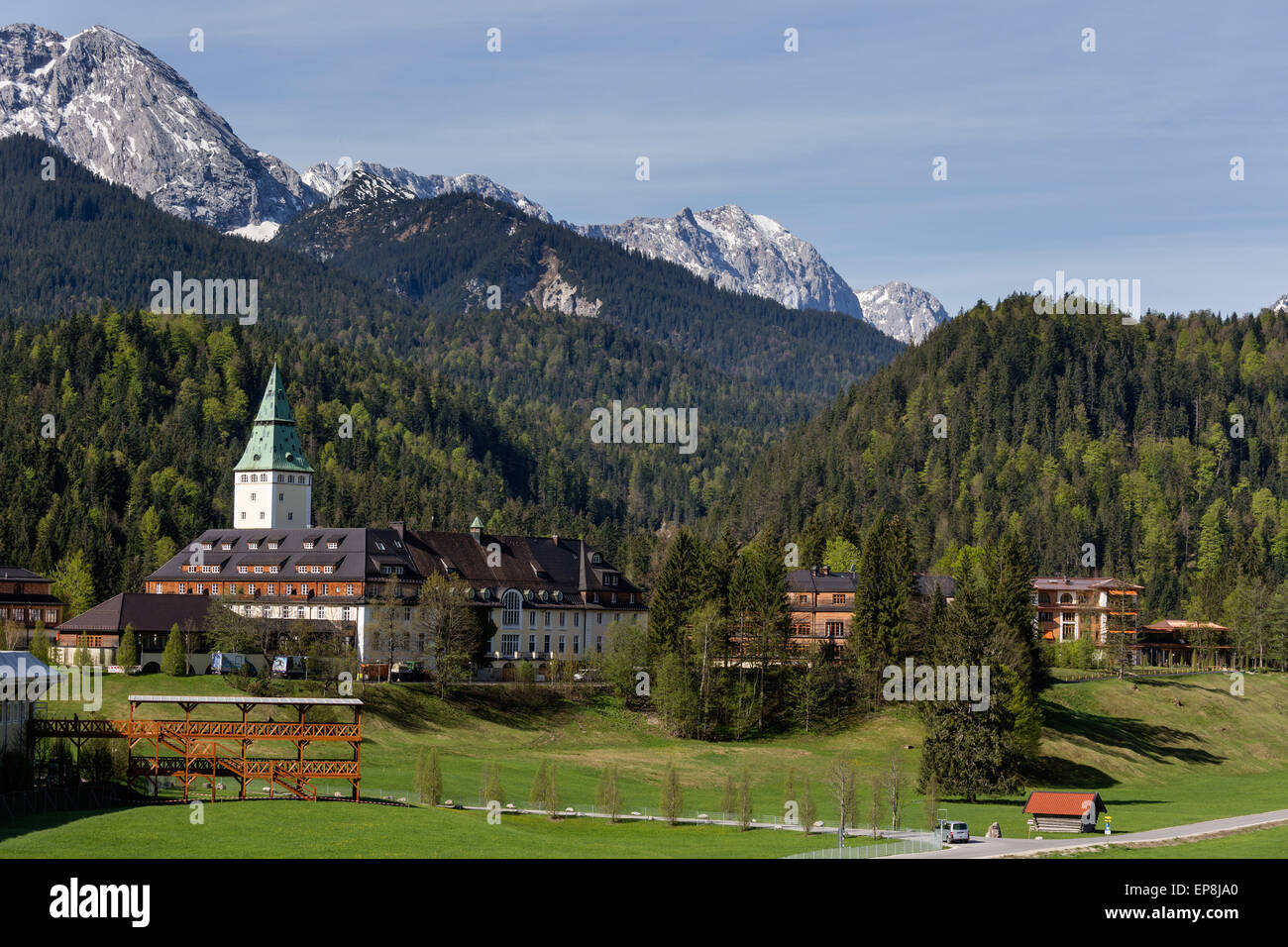 Schloss Elmau Castle Hotel, sede de la cumbre del G7 en 2015, se sitúan en el centro de prensa de la izquierda, Klais Foto de stock