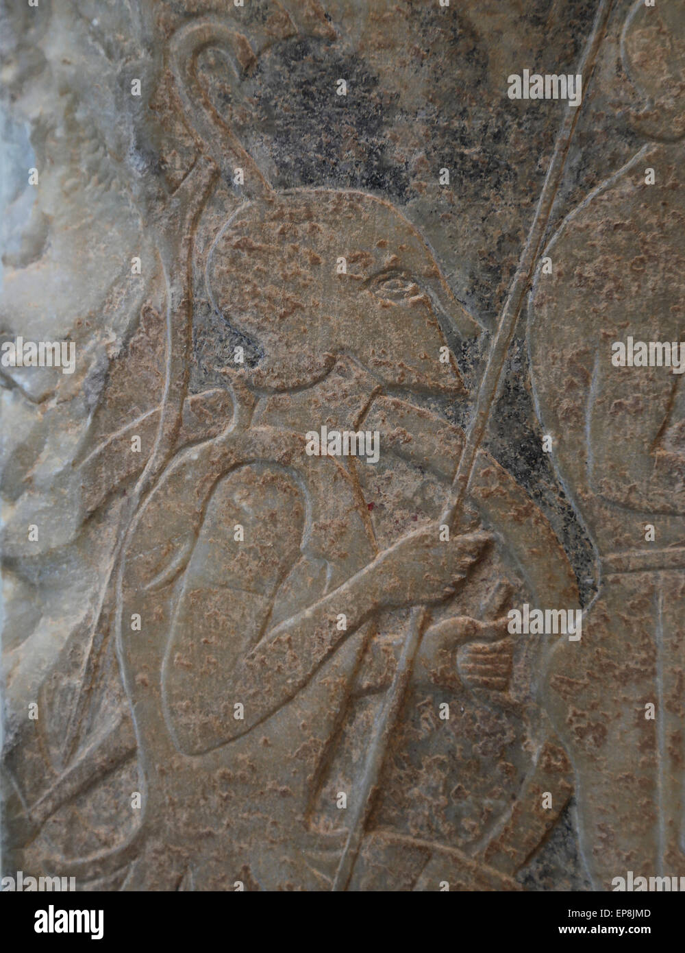 Fragmento de la estela de mármol (lápida) de un hoplita (soldado). Griego, buhardilla, ca. 525-515 A.C. Foto de stock