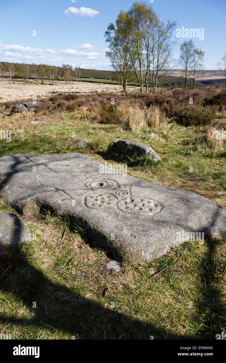 Réplica boulder con el neolítico o Edad de Bronce "copa y ring' marcas Gardom's Edge, Peak District National Park, Derbyshire Foto de stock