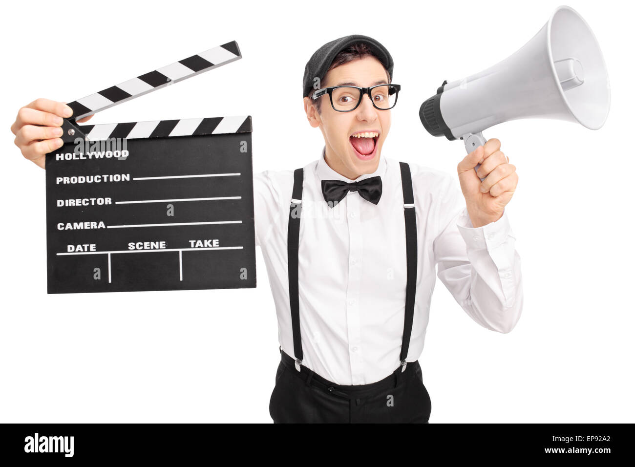 Director de cine joven con una boina negra sosteniendo un clapperboard y  hablando en un megáfono aislado sobre fondo blanco Fotografía de stock -  Alamy