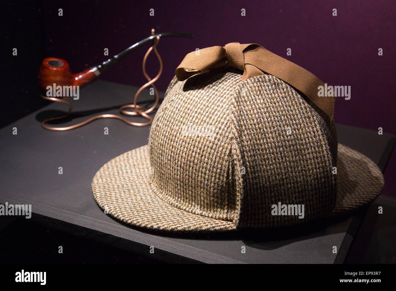 Sherlock holmes deerstalker hat fotografías e imágenes de alta resolución -  Alamy