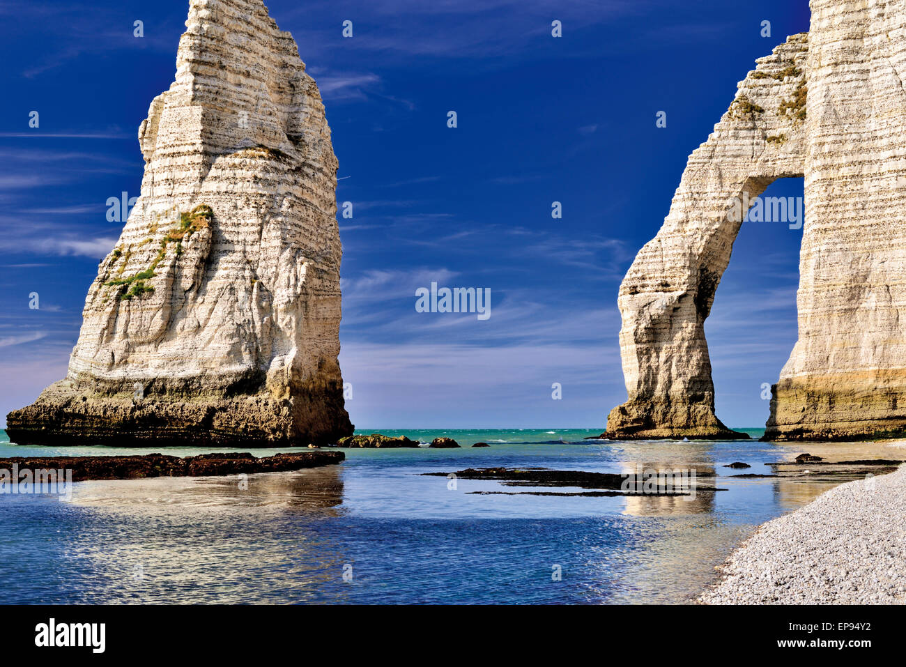 Francia, Normandía: Piedras y arcos en la boca L'aval en la costa de Etretát Foto de stock