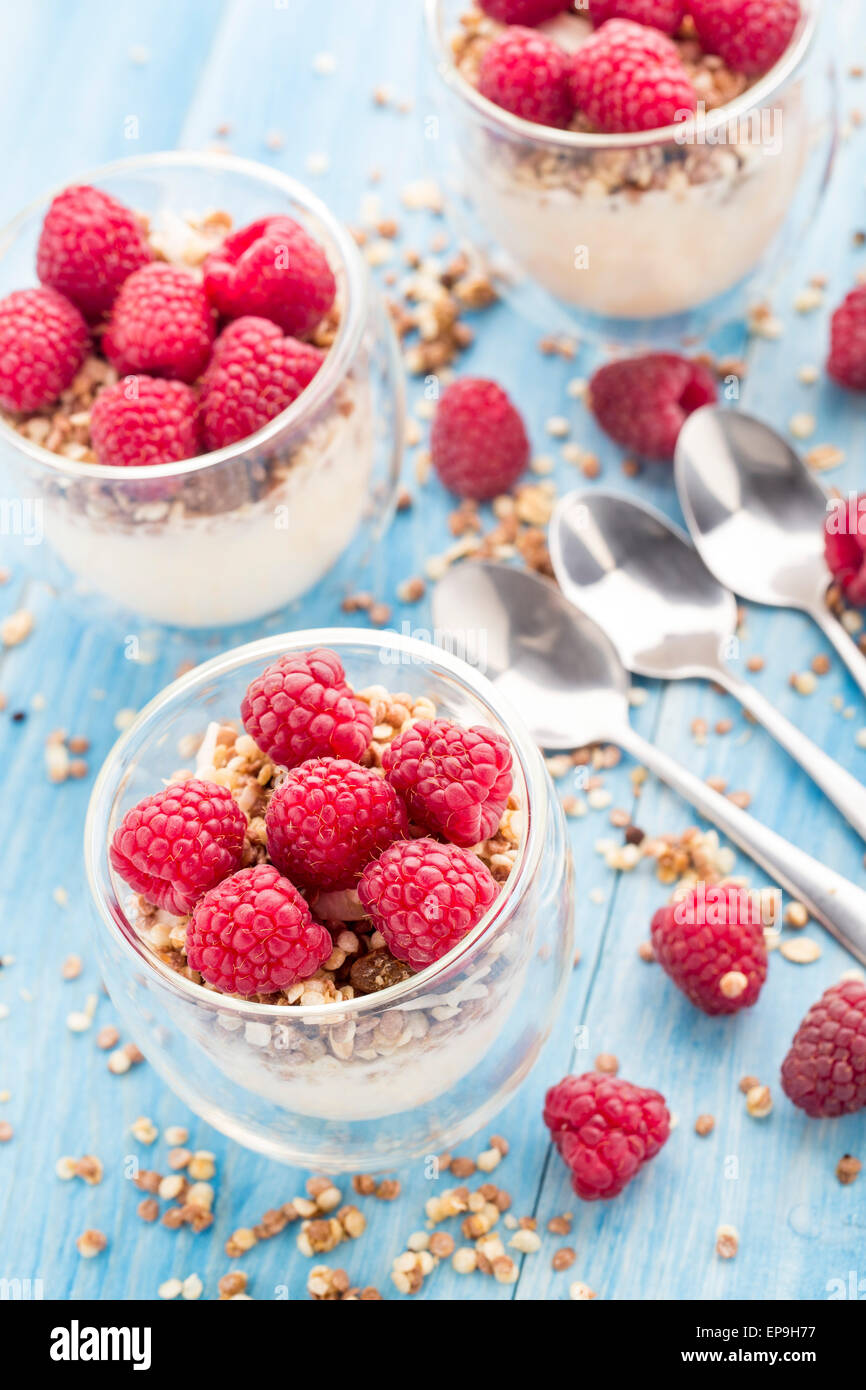 Desayuno con muesli, yogur y frambuesas frescas Foto de stock