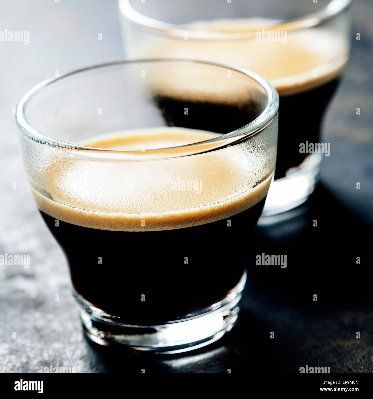 Tazas de café exprés en el oscuro fondo rústico Foto de stock