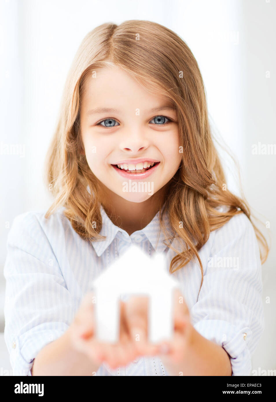 Chica sujetando la casa de papel blanco Fotografía de stock - Alamy