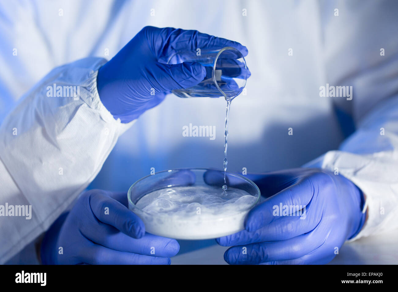 Cerca de las manos con los científicos en el laboratorio de productos químicos Foto de stock