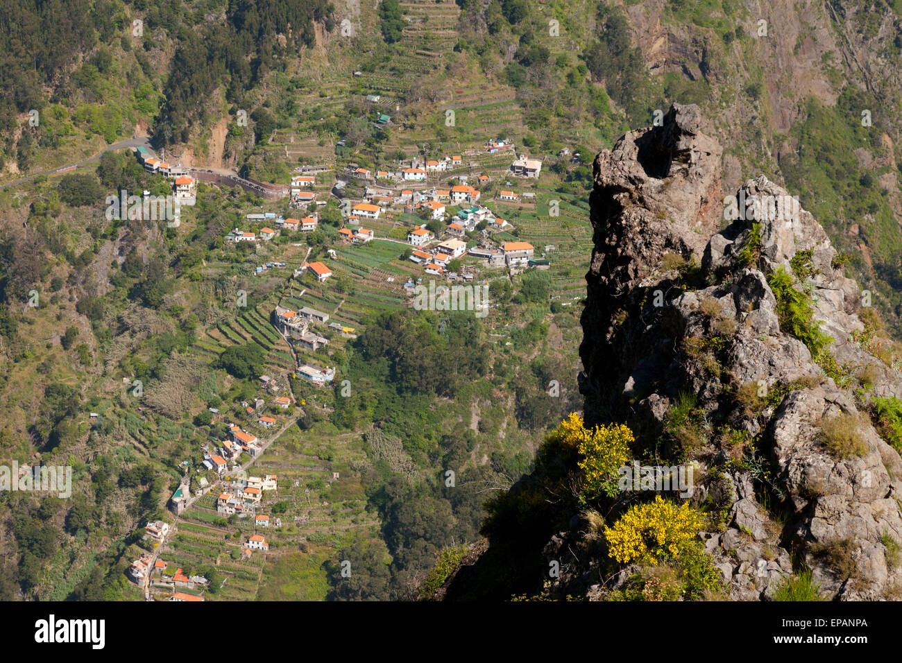 Pueblo aislado en la isla de Madeira, en el centro de la isla, ver desde arriba, Madeira Europa Foto de stock