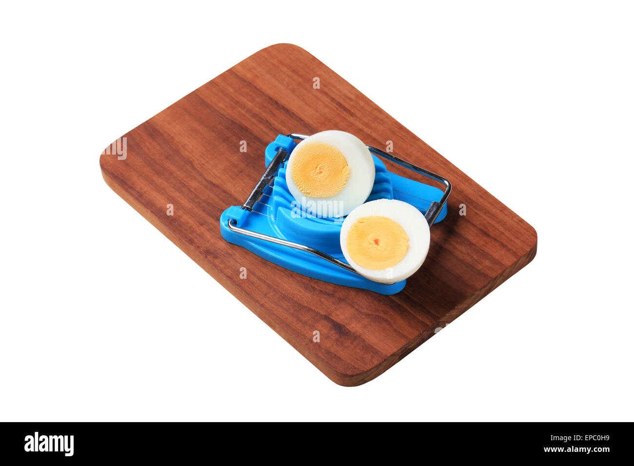 oscuridad Paradoja Reacondicionamiento Se redujeron a la mitad los huevos duros y un cortador de huevo Fotografía  de stock - Alamy