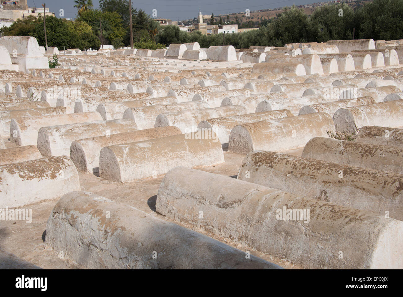 Por encima del suelo sitios de sepultura en el cementerio judío en el barrio judío de Fez; en Fes, Marruecos Foto de stock