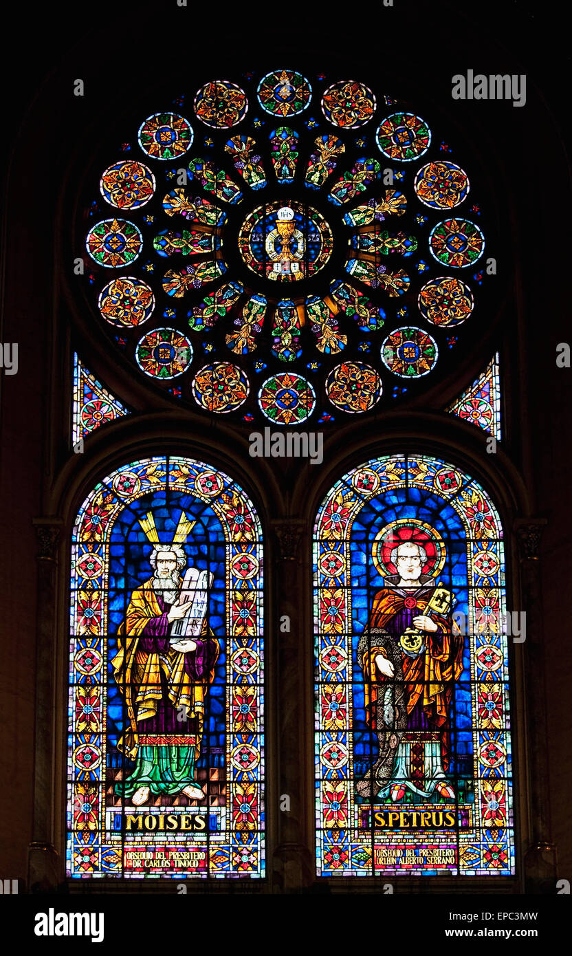Vidrieras en la Catedral de la Inmaculada Concepción, la nueva catedral,  Cuenca, Azuay, Ecuador Fotografía de stock - Alamy