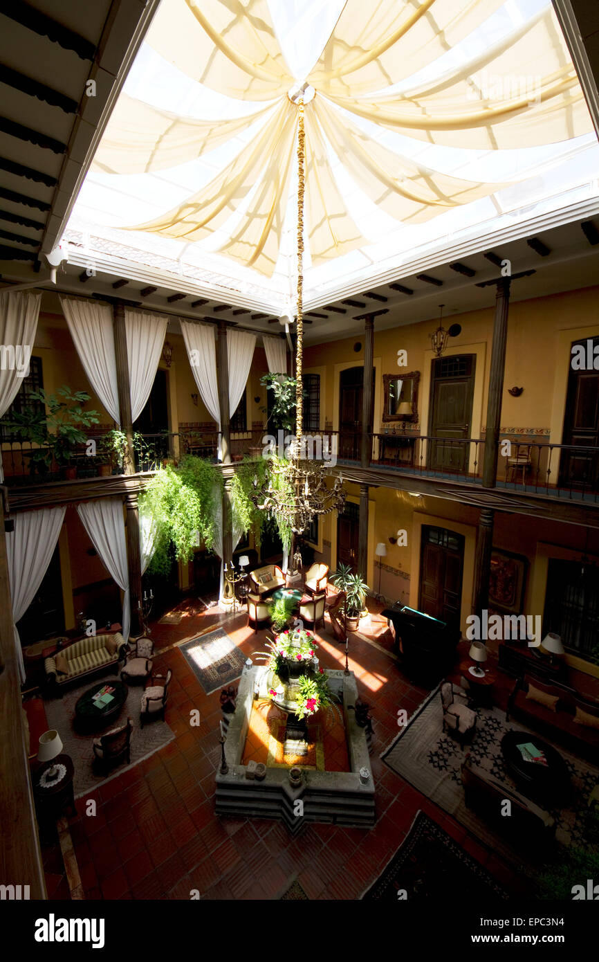 Patio interior de la Mansión Alcázar Boutique Hotel, Cuenca, Azuay, Ecuador  Fotografía de stock - Alamy