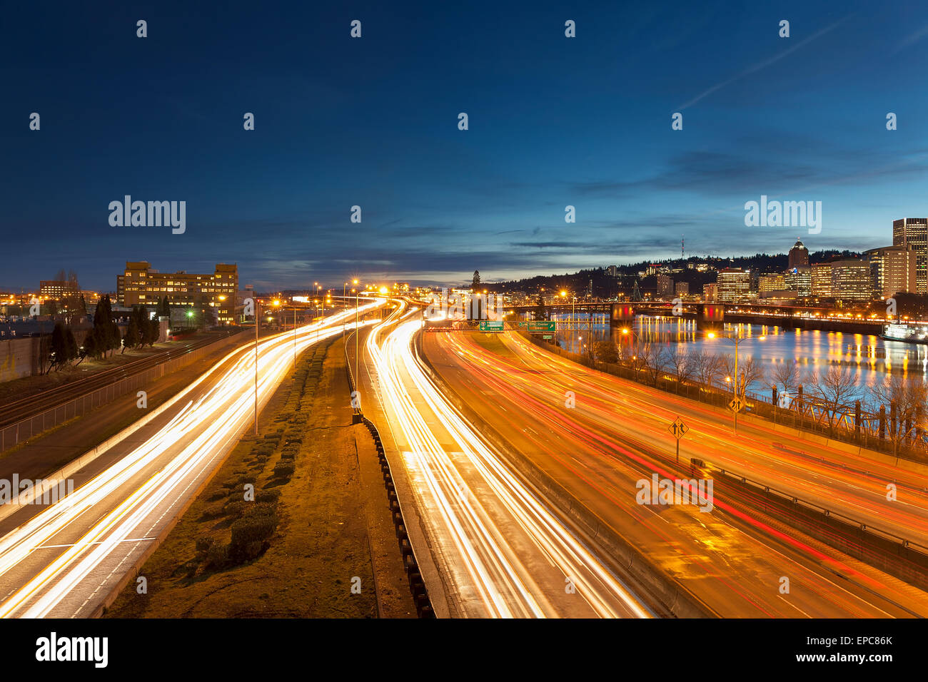 El centro de Portland, Oregón, ciudad con tráfico de la autopista interestatal estelas de luz durante la noche hora azul Foto de stock