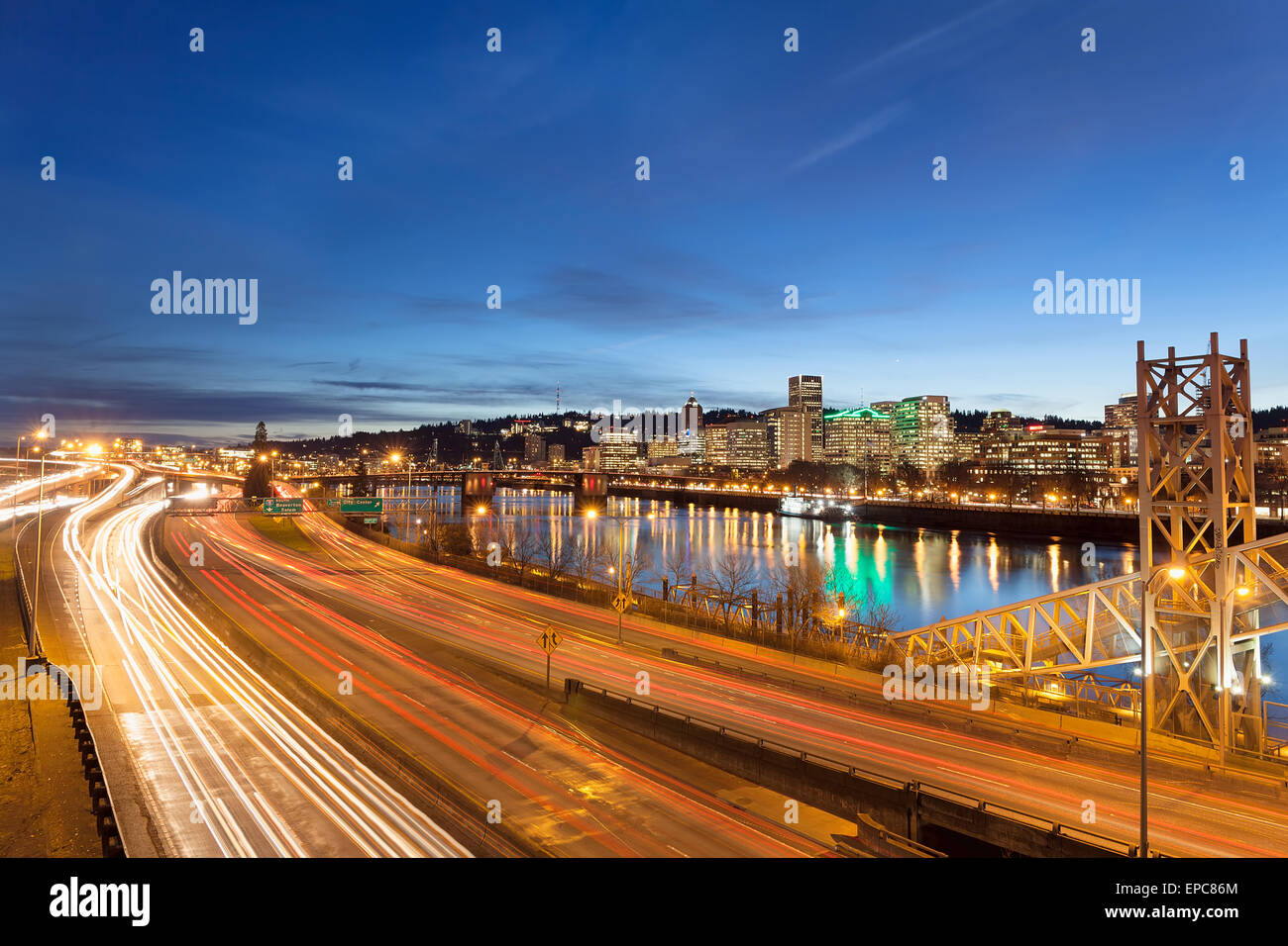 El centro de Portland, Oregón, ciudad con tráfico de autopista estelas de luz durante la noche hora azul Foto de stock