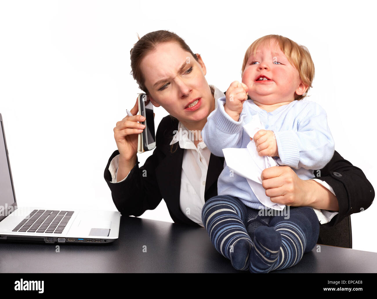 La madre y el niño en el trabajo Foto de stock