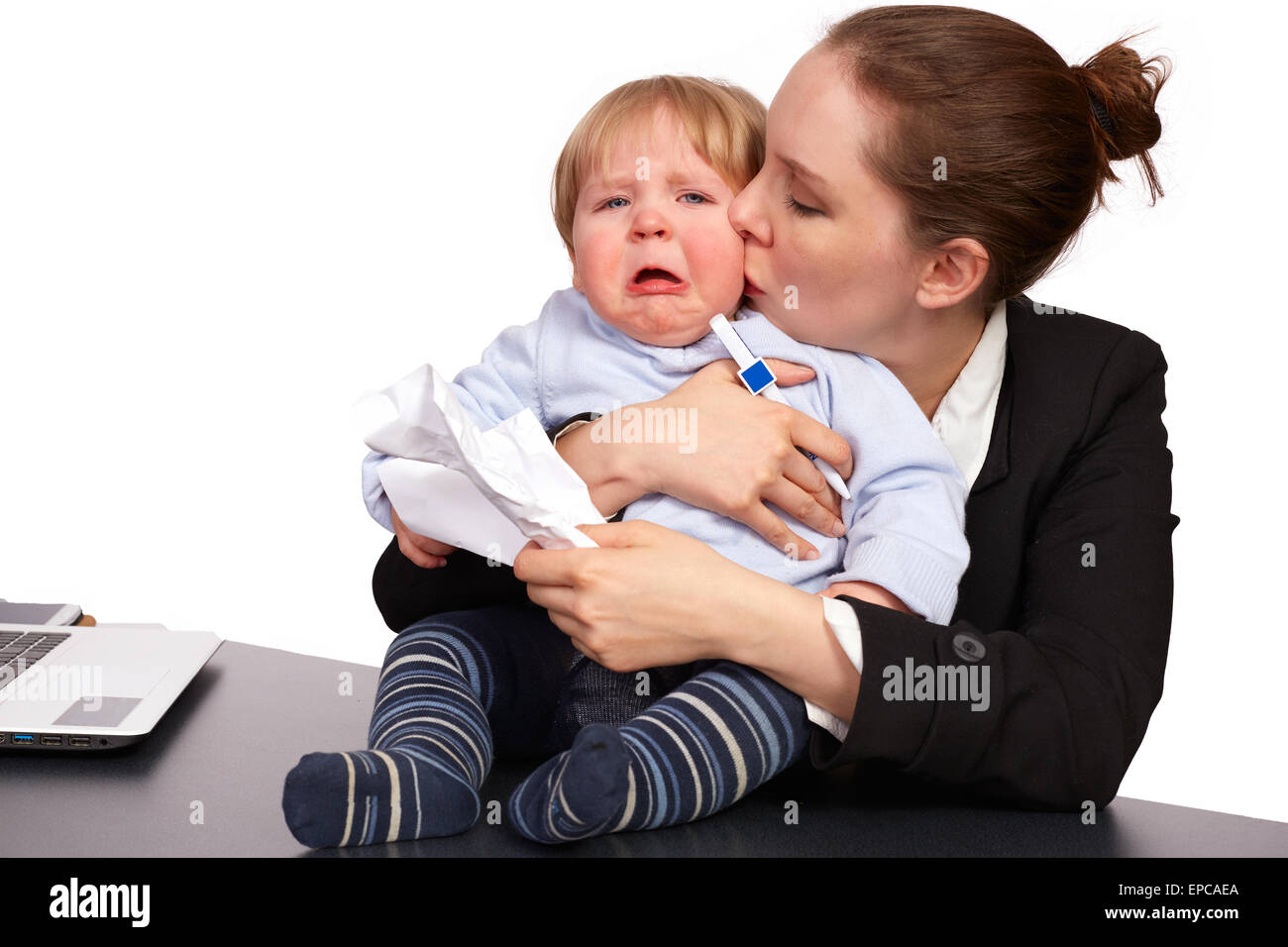 La madre y el niño en el trabajo Foto de stock