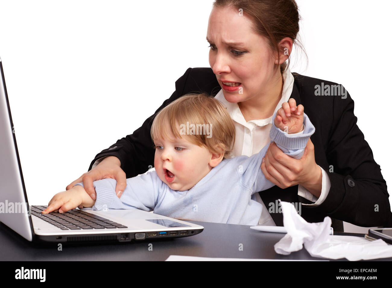 La madre y el niño en el trabajo Foto de stock