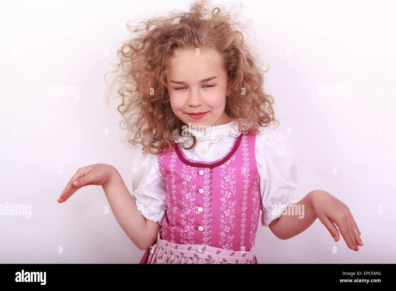 Pequeña niña de Baviera en el dirndl en pose Foto de stock