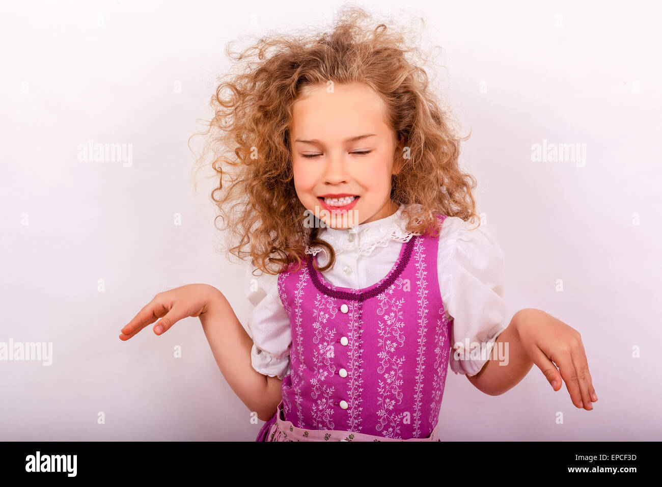 Pequeña niña de Baviera en el dirndl en pose Foto de stock