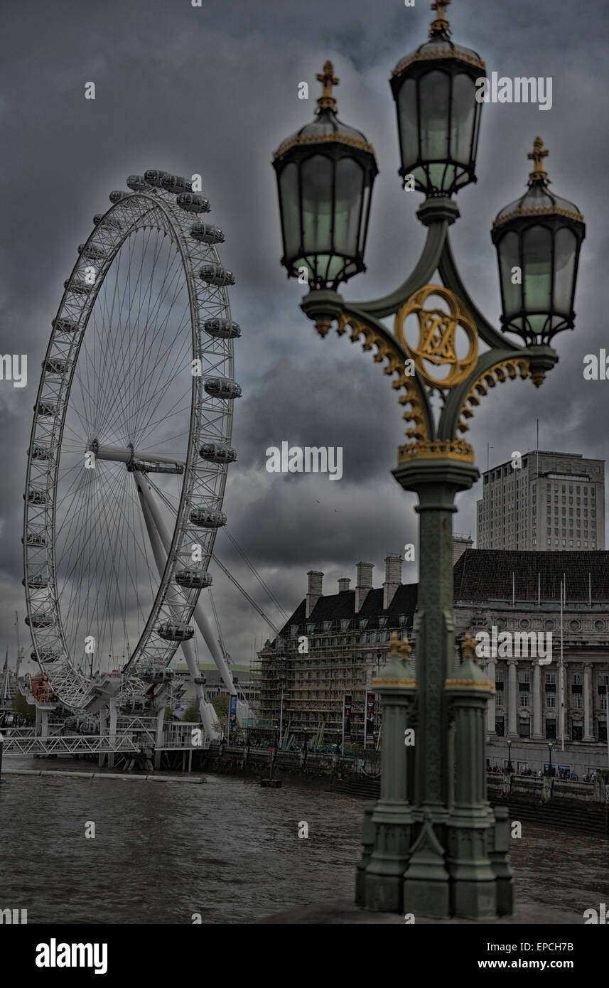 London Eye y lámpara de la calle Foto de stock