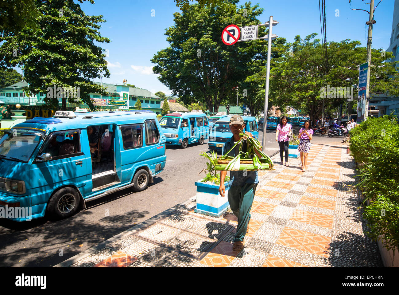 Microbuses en el centro de la ciudad de Manado, Sulawesi, Indonesia Foto de stock