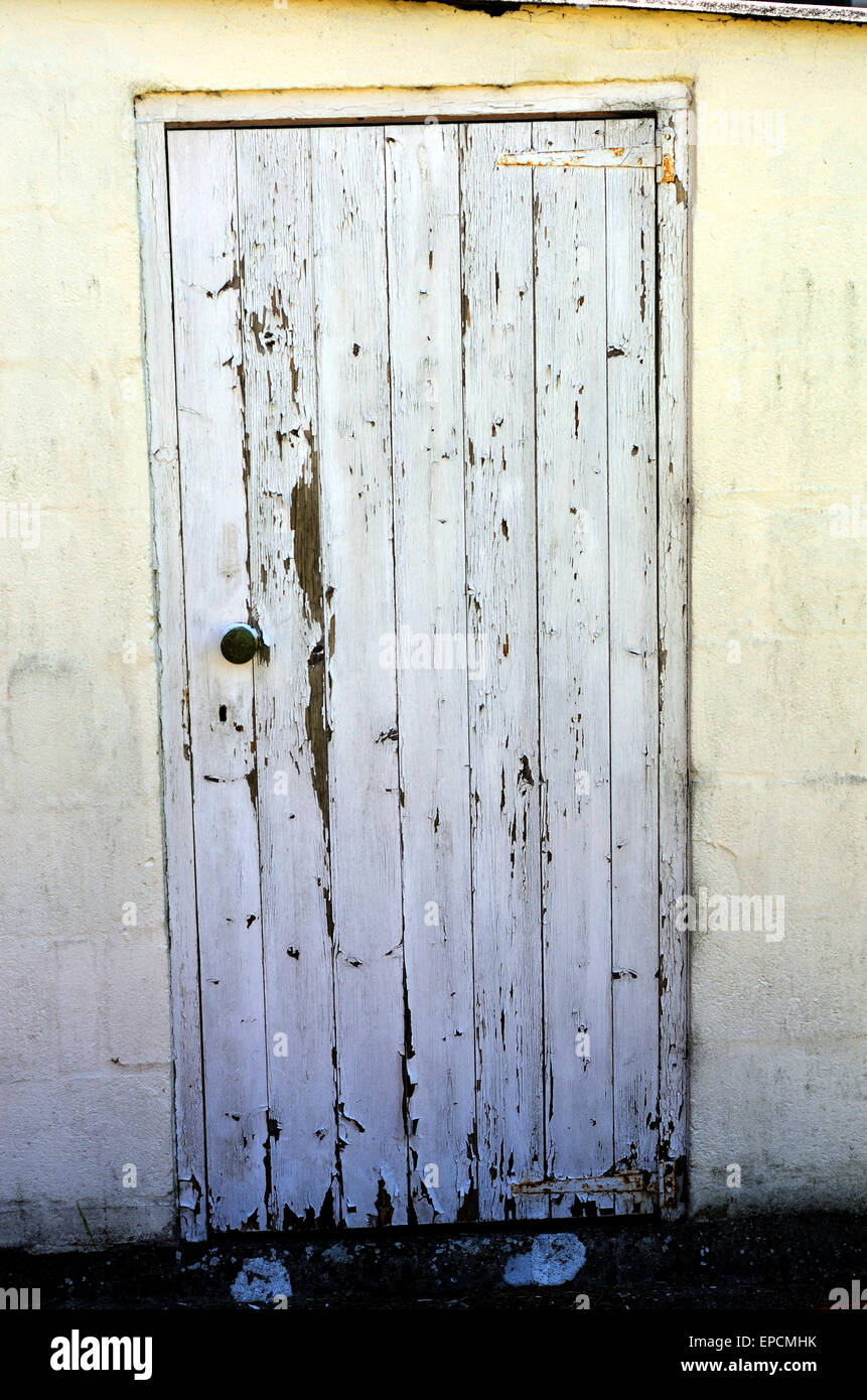 Un antiguo galpón de madera con puerta de hojaldre con pintura blanca  Fotografía de stock - Alamy