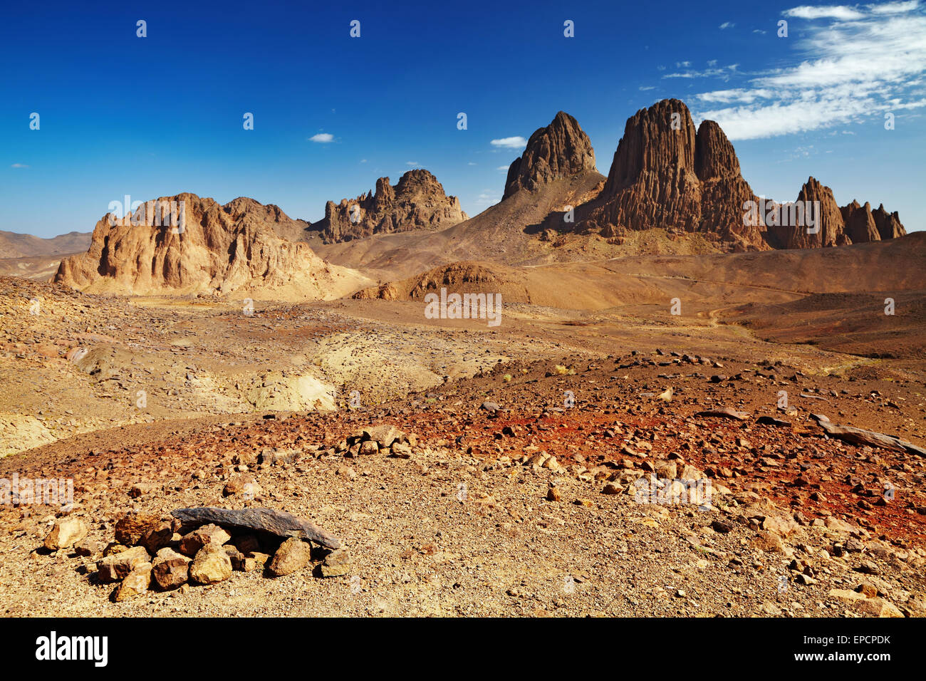 Las rocas en el desierto de Sahara, el hogar de las montañas, Argelia Foto de stock