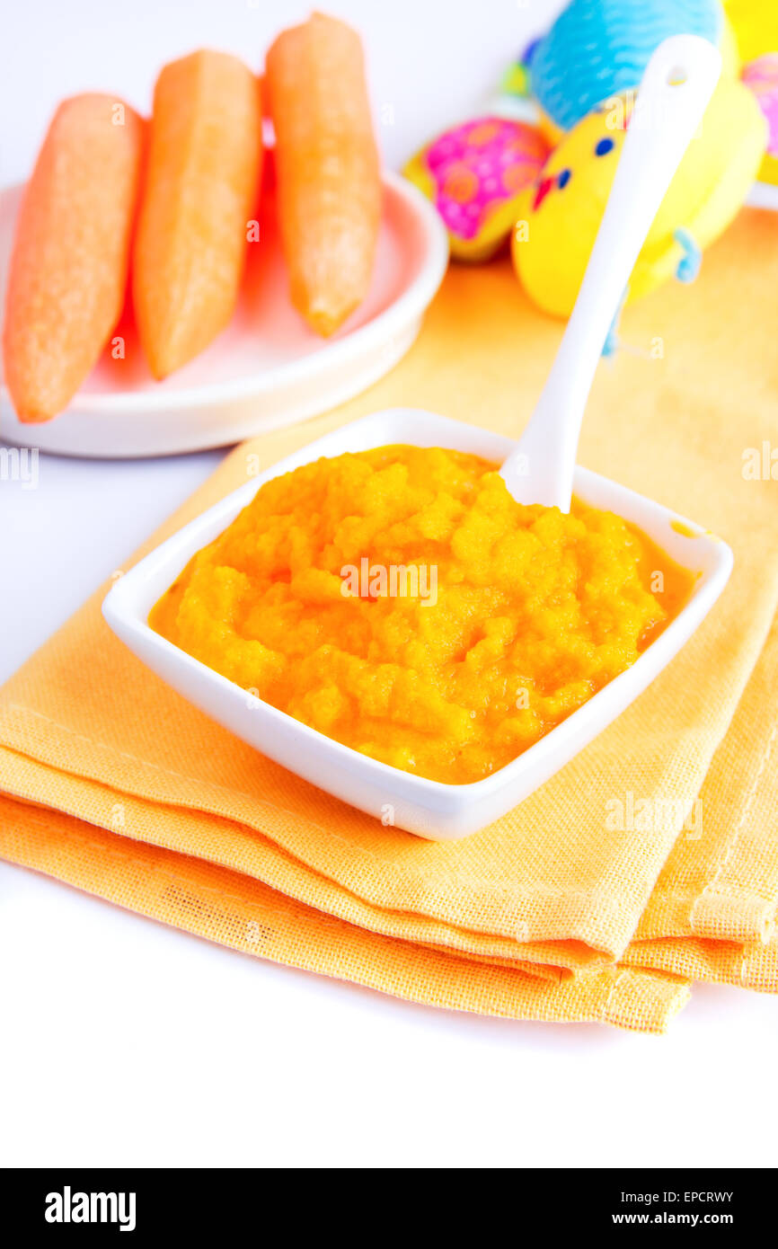 Comida para bebés (puré de zanahoria) cerrar el cuadro blanco Foto de stock