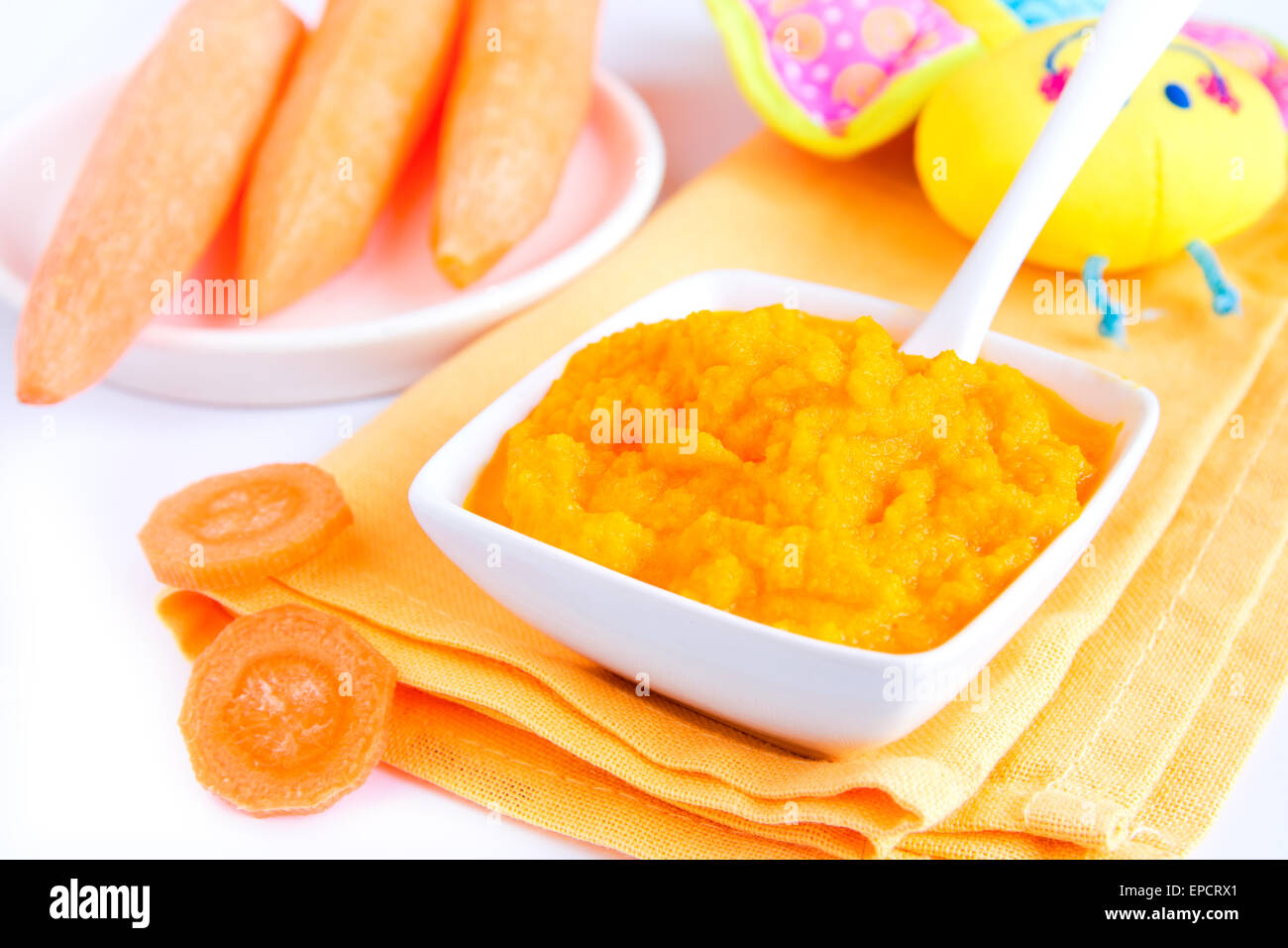 Comida para bebés (puré de zanahoria) cerrar el cuadro blanco Foto de stock