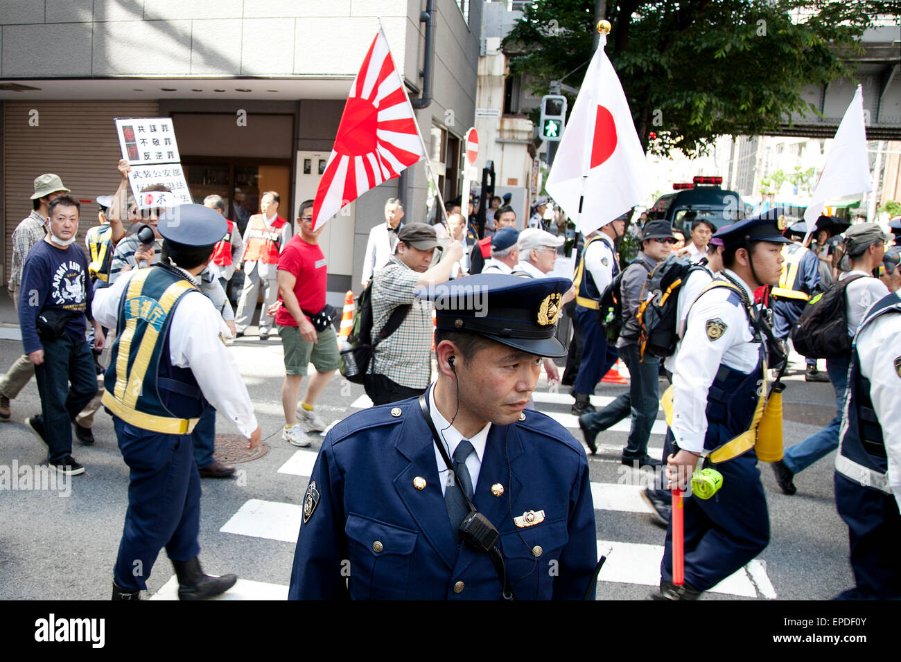 Tokio, Japón. 17 de mayo de 2015. Soporte de la policía para proteger a los miembros de la NPO Houjin Gaikokujin Hanzai Tsuiho deshacer (el Movimiento para eliminar los crímenes por extranjeros) en el distrito de Akihabara el 17 de mayo de 2015, Tokio, Japón. Más de un centenar de activistas antirracistas protestaron contra una manifestación por el ala derecha NPO celebrada el 17 de mayo, alrededor de las calles de Akihabara. Crédito: Aflo Co., Ltd./Alamy Live News Foto de stock